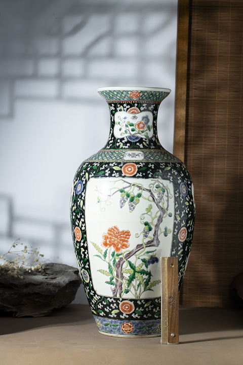 古玩陶瓷清晚·墨地開窗五彩花蝶紋觀音瓶拍賣，當(dāng)前價(jià)格2016元