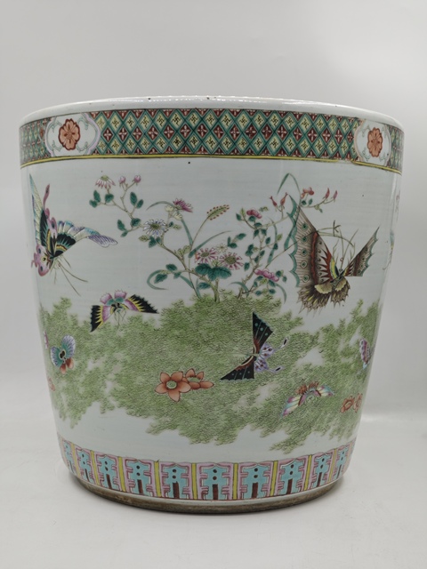 古玩陶瓷粉彩蝴蝶花卉紋花盆拍賣,當(dāng)前價(jià)格20000元