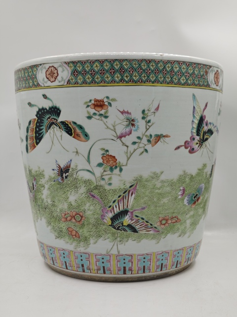古玩陶瓷粉彩蝴蝶花卉紋花盆拍賣,當(dāng)前價(jià)格20000元