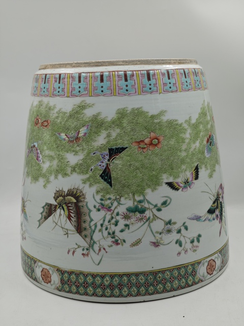 古玩陶瓷粉彩蝴蝶花卉紋花盆拍賣,當(dāng)前價(jià)格20000元