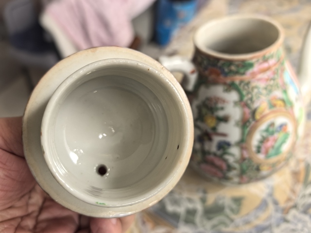 古玩陶瓷廣彩執(zhí)壺拍賣，當(dāng)前價格400元