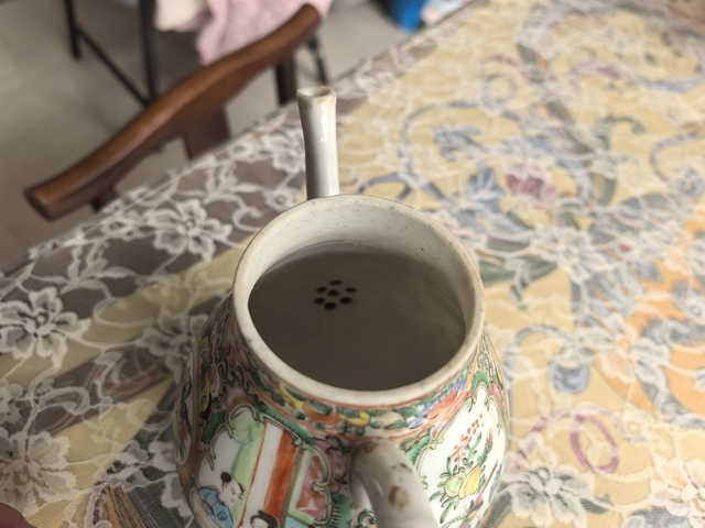 古玩陶瓷廣彩執(zhí)壺拍賣，當(dāng)前價格400元