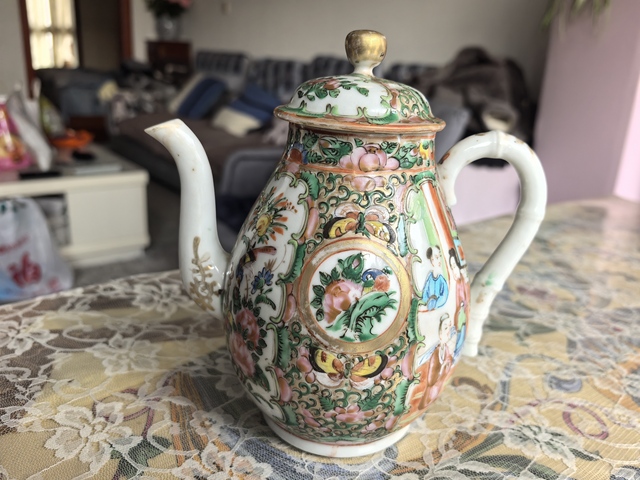 古玩陶瓷廣彩執(zhí)壺拍賣，當(dāng)前價格400元