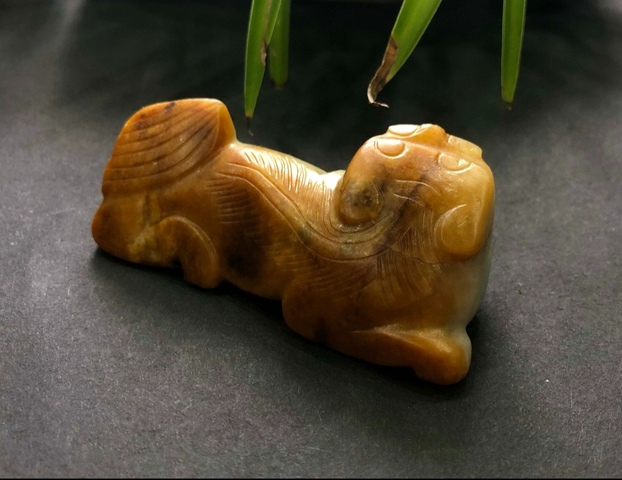 古玩玉器收藏級清中期翡翠雕“瑞獸”擺件拍賣，當前價格20000元