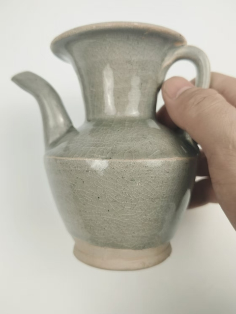 古玩陶瓷執(zhí)壺拍賣，當(dāng)前價(jià)格2000元