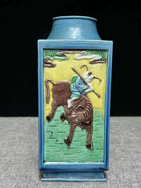 古玩陶瓷素三彩凸雕牧牛童子琮式瓶拍賣,當前價格1700元