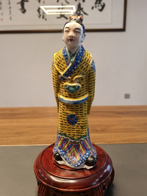 古玩陶瓷王荃記大名家粉彩黃釉賈寶玉人物造像拍賣，當前價格1600元