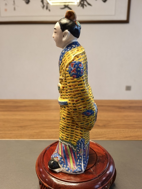 古玩陶瓷王荃記大名家粉彩黃釉賈寶玉人物造像拍賣，當前價格1600元