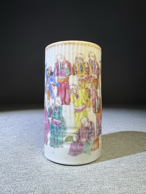 古玩陶瓷【精品】清代晚期細路粉彩十八羅漢圖紋瓜棱形筆筒拍賣,當前價格18000元