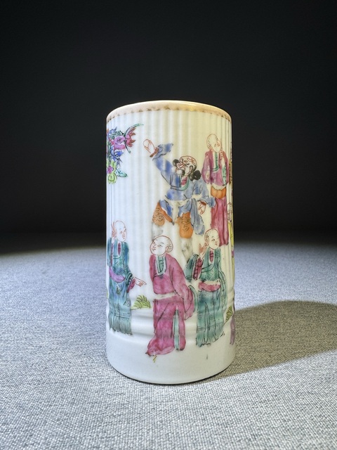 古玩陶瓷【精品】清代晚期細路粉彩十八羅漢圖紋瓜棱形筆筒拍賣,當前價格18000元