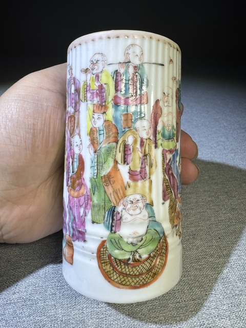 古玩陶瓷【精品】清代晚期細路粉彩十八羅漢圖紋瓜棱形筆筒拍賣,當前價格18000元