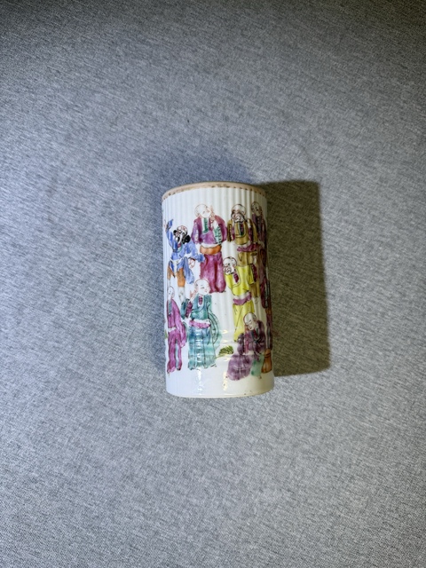 古玩陶瓷【精品】清代晚期細路粉彩十八羅漢圖紋瓜棱形筆筒拍賣,當前價格18000元