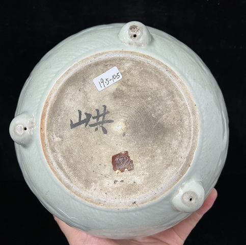 古玩陶瓷清中期-豆青釉暗刻花卉紋三足爐拍賣，當前價格4569元