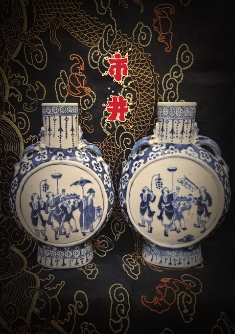 古玩陶瓷清晚期青花市井人物抱月瓶(一對)拍賣,當前價格13888元