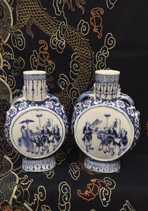 古玩陶瓷清晚期青花市井人物抱月瓶(一對)拍賣,當前價格13888元