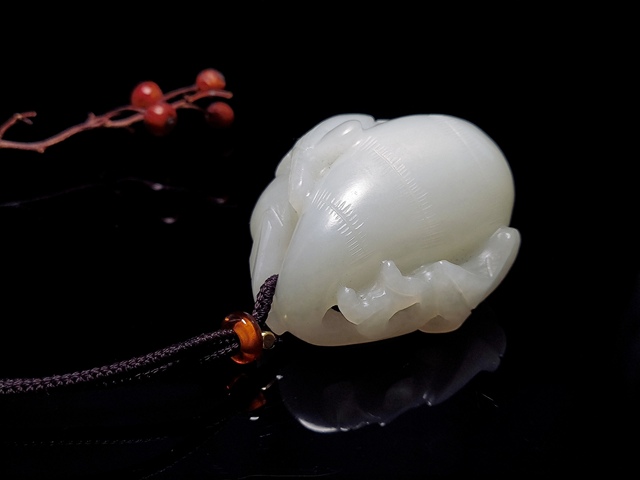 古玩玉器清代和田玉雕“瓜果墜”打手把件拍賣,當前價格16500元