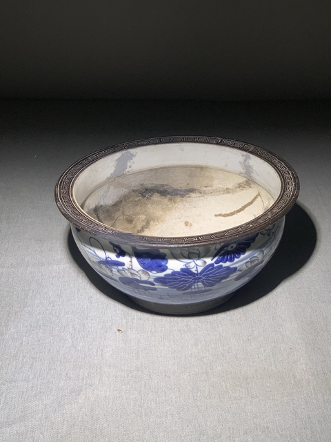 古玩陶瓷清中期青花釉里紅荷蓮圖香爐拍賣,當(dāng)前價格1980元