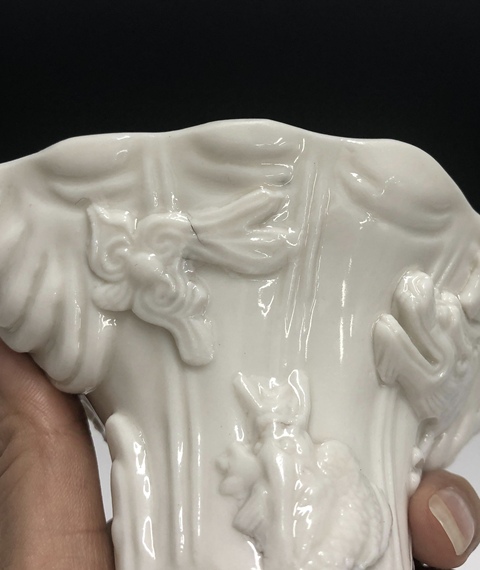 古玩陶瓷清中期白釉貼塑鹿鶴同春龍紋杯拍賣,當前價格8000元