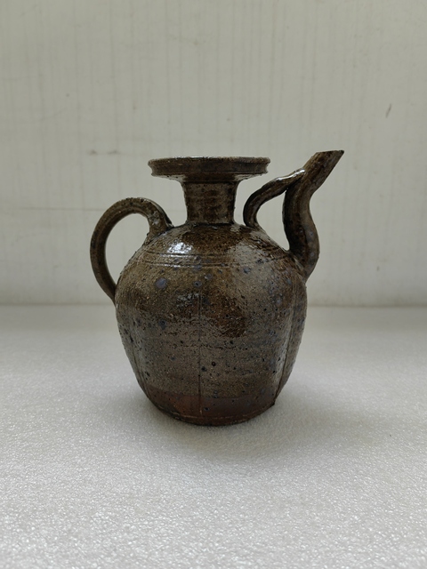 古玩陶瓷褐釉瓜楞執(zhí)壺拍賣，當前價格680元