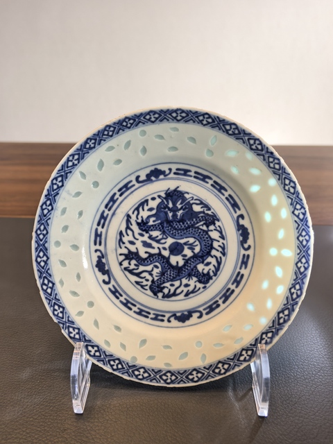 古玩陶瓷玩玉款青花龍紋玲瓏瓷盤拍賣,當(dāng)前價格198元