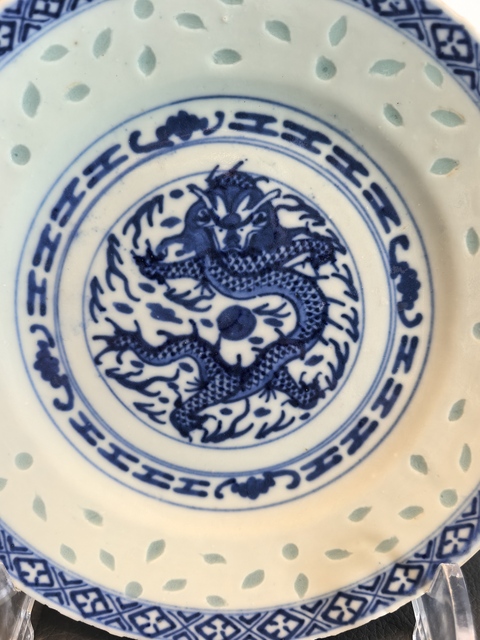 古玩陶瓷玩玉款青花龍紋玲瓏瓷盤拍賣,當(dāng)前價格198元