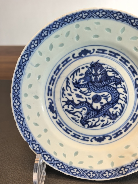 古玩陶瓷玩玉款青花龍紋玲瓏瓷盤拍賣,當(dāng)前價格198元