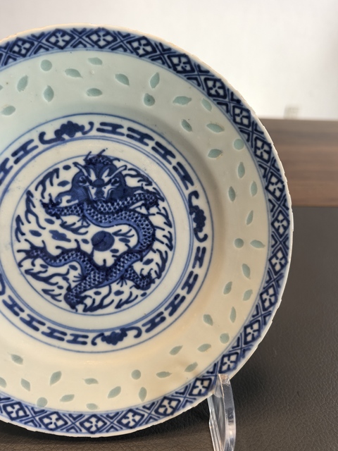 古玩陶瓷玩玉款青花龍紋玲瓏瓷盤拍賣,當(dāng)前價格198元