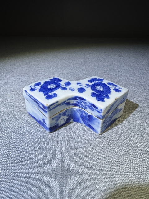 古玩陶瓷罕見清代中期青花銀錠形印泥盒清代印泥盒瓷器拍賣,當前價格4600元