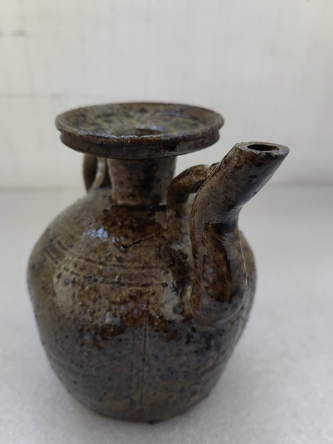 古玩陶瓷褐釉瓜楞執(zhí)壺拍賣，當前價格680元