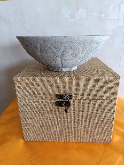 古玩陶瓷北宋龍泉青瓷刻仰蓮紋碗拍賣，當(dāng)前價(jià)格880元
