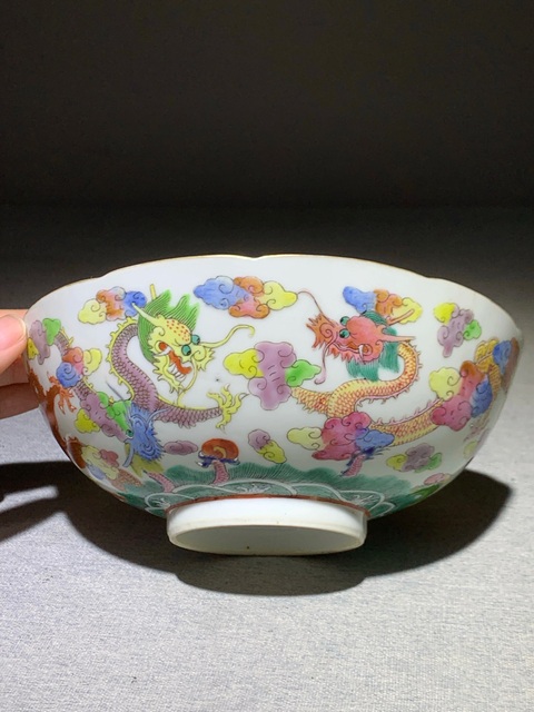 域鉴古玩】【精品】清代道光细路粉彩九龙闹海纹葵口碗道光粉彩龙