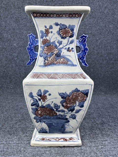 古玩陶瓷青花釉里紅花卉紋雙耳四方瓶拍賣，當(dāng)前價(jià)格6888元