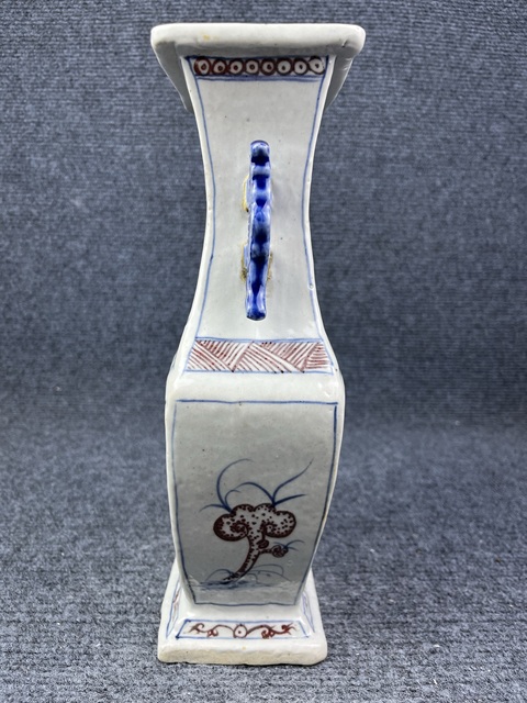 古玩陶瓷青花釉里紅花卉紋雙耳四方瓶拍賣，當(dāng)前價(jià)格6888元