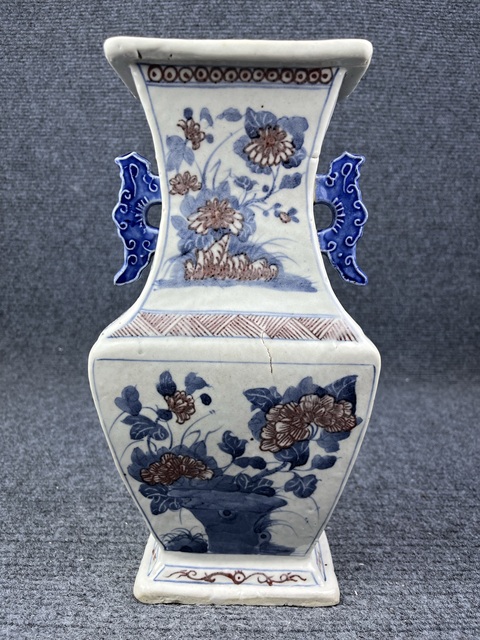 古玩陶瓷青花釉里紅花卉紋雙耳四方瓶拍賣，當(dāng)前價(jià)格6888元