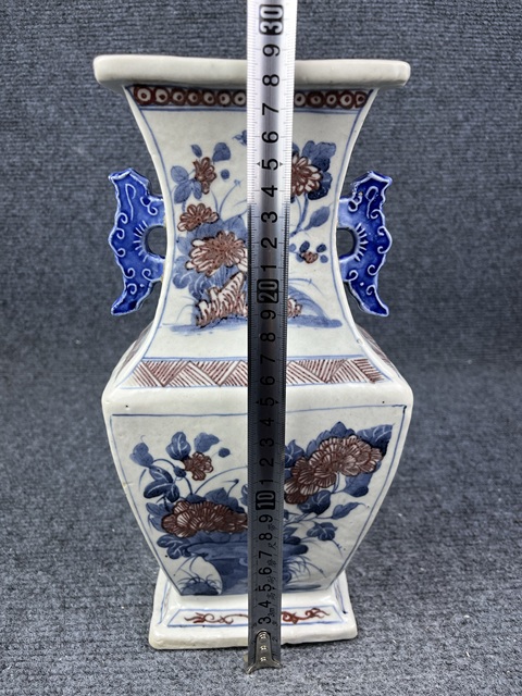 古玩陶瓷青花釉里紅花卉紋雙耳四方瓶拍賣，當(dāng)前價(jià)格6888元