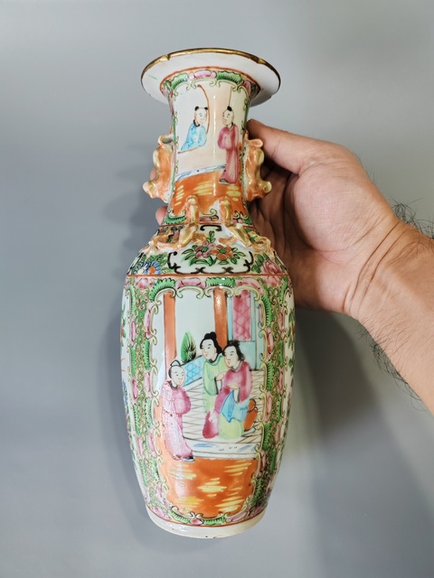 古玩陶瓷清末廣彩螭龍雙獅耳人物故事紋瓶拍賣，當(dāng)前價格2360元