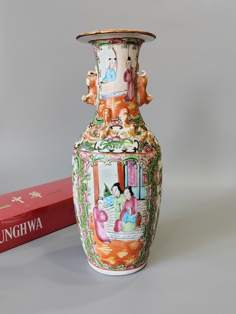 古玩陶瓷清末廣彩螭龍雙獅耳人物故事紋瓶拍賣，當(dāng)前價格2360元