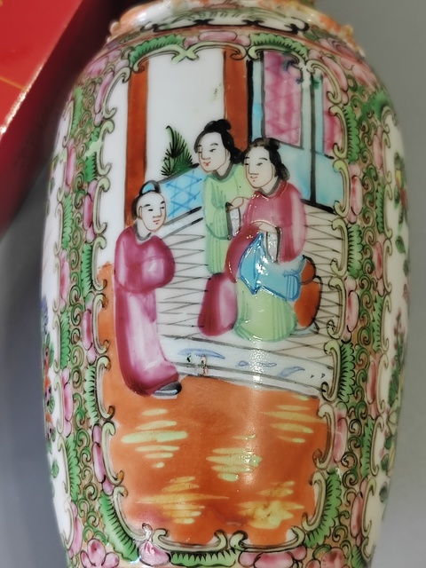 古玩陶瓷清末廣彩螭龍雙獅耳人物故事紋瓶拍賣，當(dāng)前價格2360元