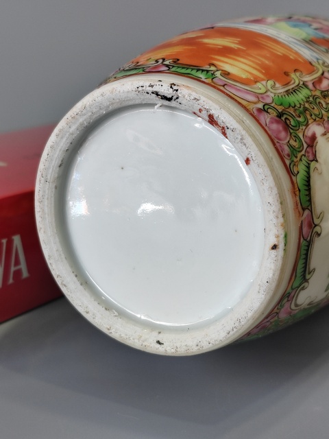 古玩陶瓷清末廣彩螭龍雙獅耳人物故事紋瓶拍賣，當(dāng)前價格2360元