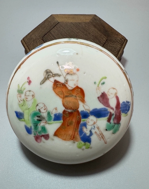 古玩陶瓷清同治粉彩五子奪魁圖蓋盒拍賣，當(dāng)前價(jià)格680元