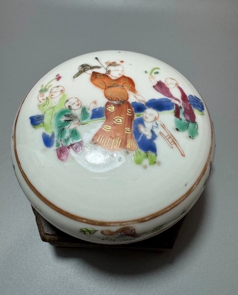 古玩陶瓷清同治粉彩五子奪魁圖蓋盒拍賣，當(dāng)前價(jià)格680元