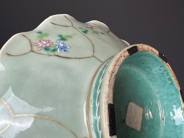 古玩陶瓷晚清青釉粉彩荷葉型供盤拍賣，當(dāng)前價(jià)格3000元