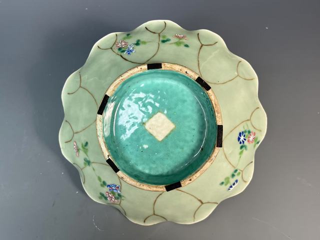 古玩陶瓷晚清青釉粉彩荷葉型供盤拍賣，當(dāng)前價(jià)格3000元