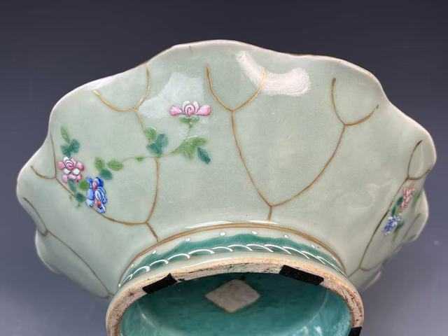 古玩陶瓷晚清青釉粉彩荷葉型供盤拍賣，當(dāng)前價(jià)格3000元
