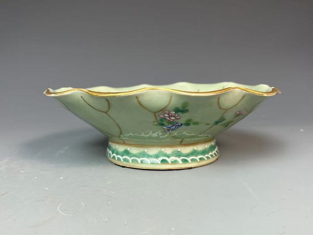 古玩陶瓷晚清青釉粉彩荷葉型供盤拍賣，當(dāng)前價(jià)格3000元
