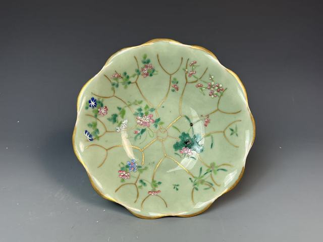 古玩陶瓷晚清青釉粉彩荷葉型供盤拍賣，當(dāng)前價(jià)格3000元