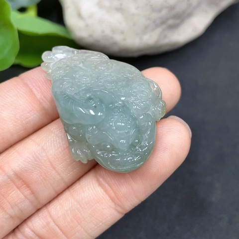 古玩玉器74天然翡翠雕刻金蟾紋飾掛墜拍賣,當前價格180元