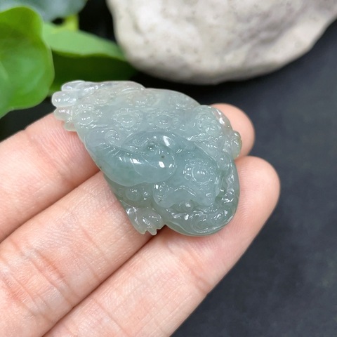 古玩玉器74天然翡翠雕刻金蟾紋飾掛墜拍賣,當前價格180元