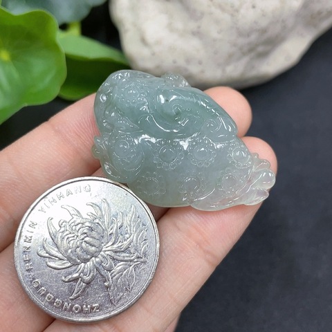 古玩玉器74天然翡翠雕刻金蟾紋飾掛墜拍賣,當前價格180元