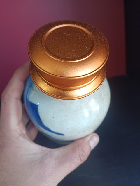 古玩陶瓷哥釉地青花瓶。改件成茶葉罐拍賣,當前價格288元